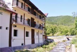 Nespecifikovaný výhled na hory nebo výhled na hory při pohledu z hostelu