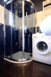 ソポトにあるVictus Apartamenty, Apartament La Figureのバスルーム(洗濯機、洗濯機付)