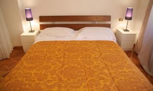 um quarto com uma cama grande e 2 mesas de cabeceira em My Ponte Vecchio apartment em Florença
