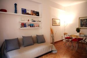 uma sala de estar com um sofá e uma mesa em My Ponte Vecchio apartment em Florença