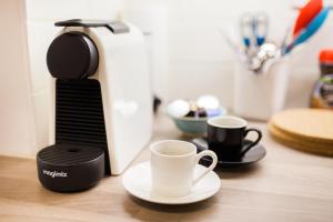 The Design Studio في باث: آلة صنع القهوة وكأسين على طاولة