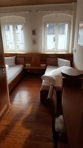 1 dormitorio con 2 camas y 2 ventanas en Gaststätte Peperoni en Biberach an der Riß