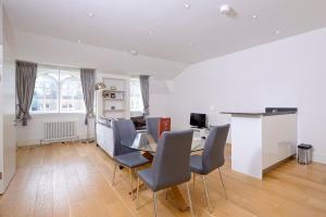 Cuina o zona de cuina de Destiny Scotland - St Andrew Square Apartments