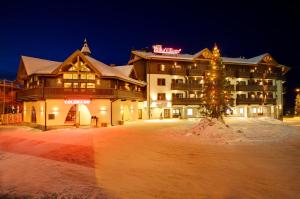 Un hotel con un árbol de Navidad delante. en Holiday Club Ruka Village, en Ruka