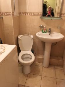 キーウにあるэконом метро Оболоньのバスルーム(白いトイレ、シンク付)