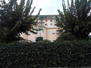 フォッローニカにあるCasa al mareの木の生垣裏の建物
