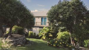 Blick auf ein Haus aus dem Garten in der Unterkunft Tigraviers Bed & Breakfast in Rodrigues Island