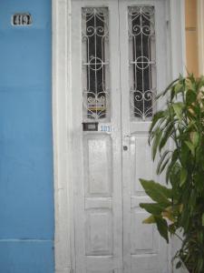 リオデジャネイロにあるHostel Cidade Novaの青い建物の白い扉