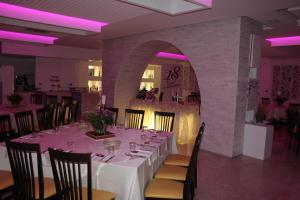 A restaurant or other place to eat at Hotel Miramare