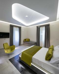 เตียงในห้องที่ Via Veneto Luxury Suites