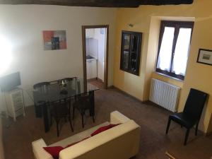 ein Wohnzimmer mit einem Tisch und einem Sofa in der Unterkunft Casa Iolanda in Orvieto