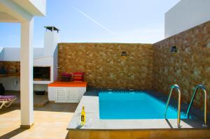 uma grande piscina numa sala de estar com em Villa Amanecer em Puerto del Carmen