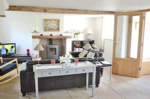 ein Wohnzimmer mit Couch und Kamin in der Unterkunft Hampton Wafre Cottage in Docklow
