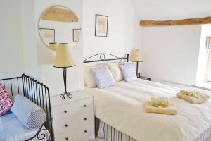 1 dormitorio con 1 cama con 2 toallas en Hampton Wafre Cottage, en Docklow