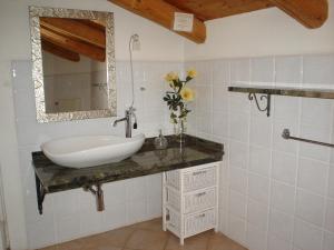 Koupelna v ubytování Agriturismo Sondrea + 37 fotografií