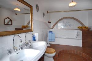 Koupelna v ubytování Agriturismo Sondrea