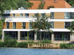 拉策堡的住宿－拉策堡湖青年旅館，河岸上的建筑物