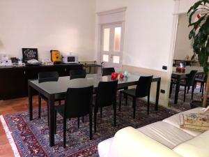 - une salle à manger avec une table et des chaises dans l'établissement Bianca Suite B&B, à Salerne