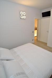 ein weißes Schlafzimmer mit einem großen weißen Bett in der Unterkunft Blue Lagoon in Venedig