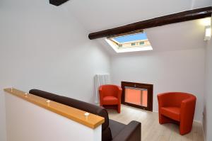 a living room with two chairs and a skylight at Blue Lagoon in Venice