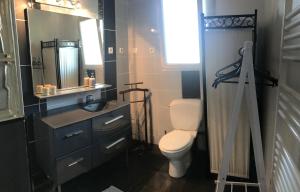 Ett badrum på Chambre d'Hôtes Les Macarons de Tata