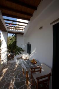een kamer met een tafel en stoelen en een raam bij Something Else in Agia Anna Naxos