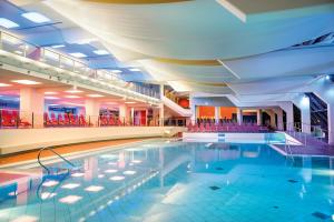 Bazén v ubytování AlpenParks Residence Bad Hofgastein - gratis Thermeneintritt nebo v jeho okolí