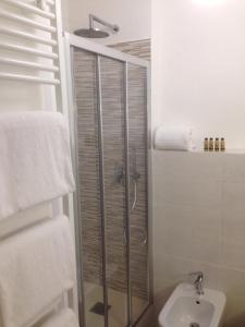 een badkamer met een douche, een toilet en een wastafel bij I Baracchi in Frabosa Sottana