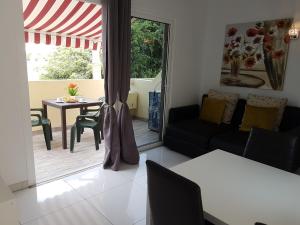 a living room with a couch and a table at Apartamento En Mareverde Resort in Adeje