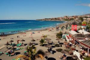 a beach with a lot of people and the ocean at Apartamento En Mareverde Resort in Adeje