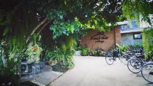 Pround Nan Cottage في نان: مجموعة من الدراجات متوقفة أمام المبنى