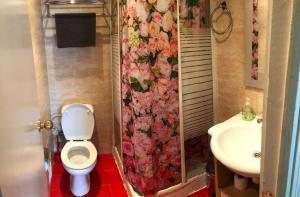 Pension Plaza في Quinto: حمام مع مرحاض ومغسلة