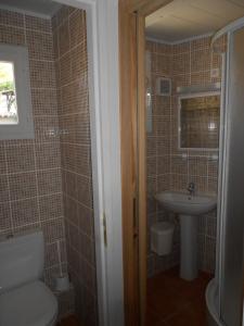 een badkamer met toilet en wastafel bij I Mucchi in Galeria