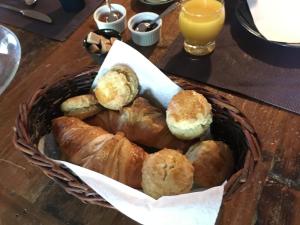 un cesto di croissant e muffin su un tavolo di La Casa Bonita a Martignas-sur-Jalle