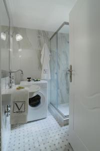 Kúpeľňa v ubytovaní V1935 Luxurious Apartments + 37 fotografií