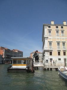 un barco en el agua junto a un edificio en Sansamuele Apartment, en Venecia