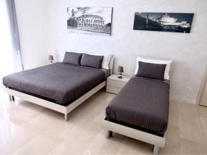 1 dormitorio con 2 camas en una habitación en Roema Guest House, en Roma