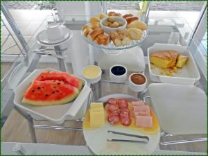 Svečiams siūlomi pusryčių variantai apgyvendinimo įstaigoje Hotel Anjos LTDA