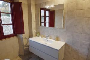 uma casa de banho com um lavatório branco e um espelho. em La Mirolla em Capannori