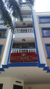 Gran Hotel Cali في كالي: مبنى الفندق عليه علامة حمراء وبيضاء