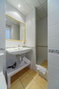A bathroom at Hotel Le Golfe
