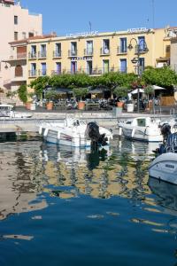 Eine Gruppe von Booten liegt in einem Hafen vor Anker. in der Unterkunft Hotel Le Golfe in Cassis