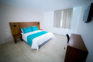 Postel nebo postele na pokoji v ubytování Aquamarina Hotel