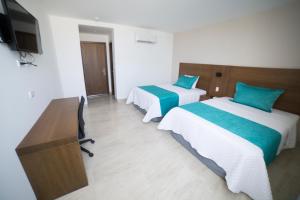 Postel nebo postele na pokoji v ubytování Aquamarina Hotel
