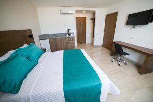 Postel nebo postele na pokoji v ubytování Aquamarina Hotel
