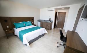 Postel nebo postele na pokoji v ubytování Aquamarina Hotel