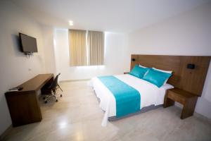 Postel nebo postele na pokoji v ubytování Aquamarina Hotel
