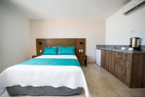 Postel nebo postele na pokoji v ubytování Aquamarina Hotel