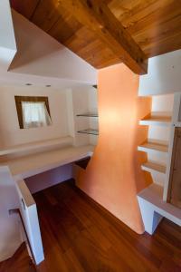 Zimmer mit einem Schreibtisch und einer Treppe in einem Haus in der Unterkunft Casa Panoramica in Aosta