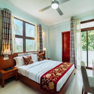 una camera con un grande letto e una finestra di Rekidhiye Inn a Hithadhoo